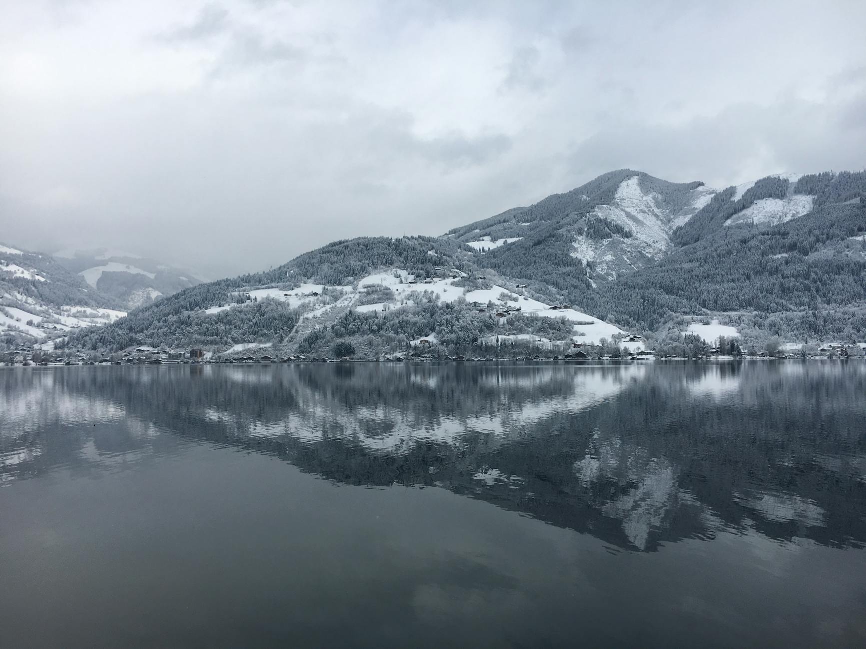 Zell am See im Winter — verschneiter Zeller See